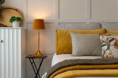 Lake Avenue Lookout | Cozy Studio with Lake views - image 2