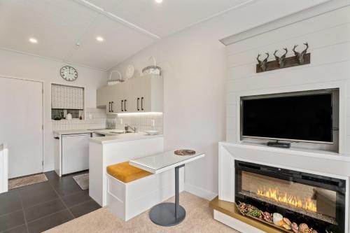 Lake Avenue Lookout | Cozy Studio with Lake views - image 13