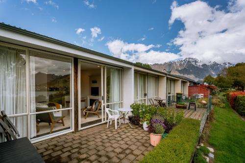 Lake Avenue Lookout | Cozy Studio with Lake views - image 6