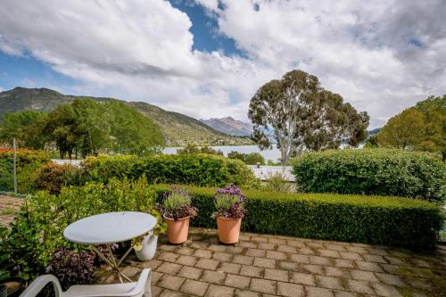 Lake Avenue Lookout | Cozy Studio with Lake views - image 8