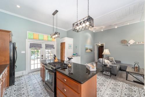 Martin A -Private historic district apt with pool-suite A in Ocala, USA