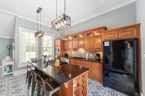 Martin A -Private historic district apt with pool-suite A in Ocala, USA