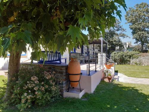 Maison familiale renovee, 15 km de la mer, jardin clos avec terrasse et ping-pong, centre bourg - FR in Machecoul