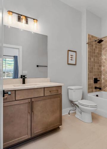Spacious Nash Home for 12 Guests with Rooftop Views and Hot Tub - image 2