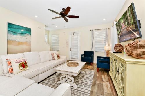 Beachy Daze Cottage near Disney with Margaritaville Resort  Island H20 Waterpark Access - 2916SR - image 13