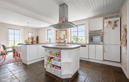 Kitchen, 2 Bedroom Nice Home In Hemmet in Sonder Bork