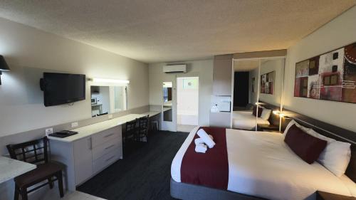 โกลเดน เวสต์ มอเตอร์ อินน์ (Golden West Motor Inn) in ดับโบ