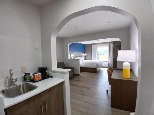 Comfort Inn Marion - image 13