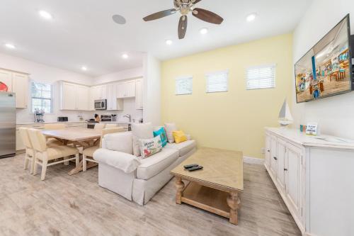 Bright Cottage near Disney with Margaritaville Resort  Island H2O Access - 8020SB - image 13