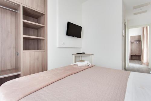 1 queen bed, 1 twin bed