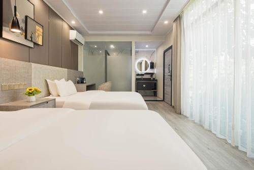 Double Room with Patio image 4