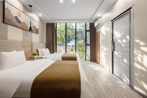 Double or Twin Room with Mountain View image 4
