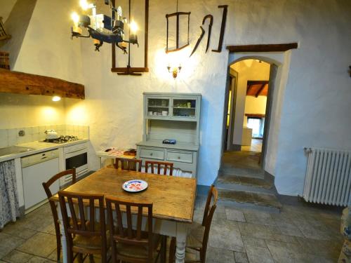 кухня, Tuscan Charm with Pool  Views in Сан-Годенцо