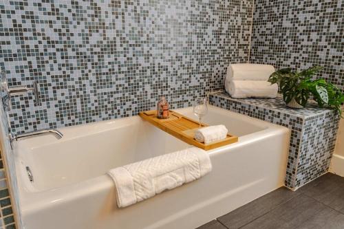 2-Unit Condo in the Vibrant NuLu District - image 2