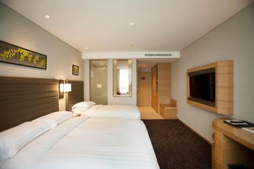 1 Double 1 Single, Nonsmoking, Deluxe Room