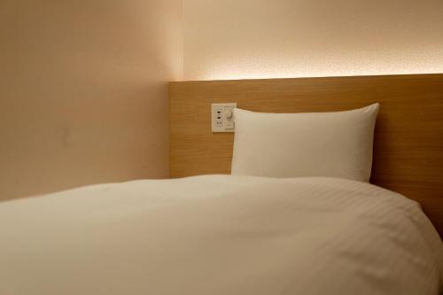 Standard Twin Room image 10