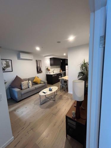 2BR-2BR-1Car-Sleeps 6 CBD Pool in Majura