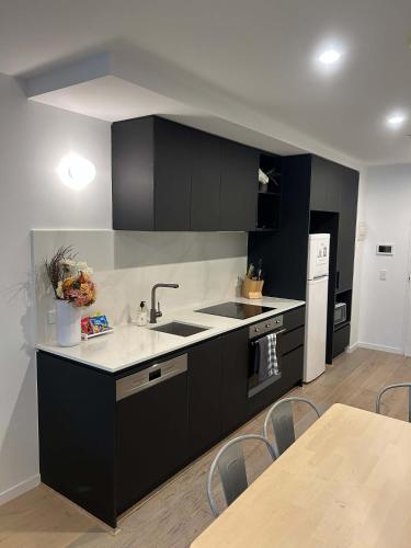 2BR-2BR-1Car-Sleeps 6 CBD Pool in Majura