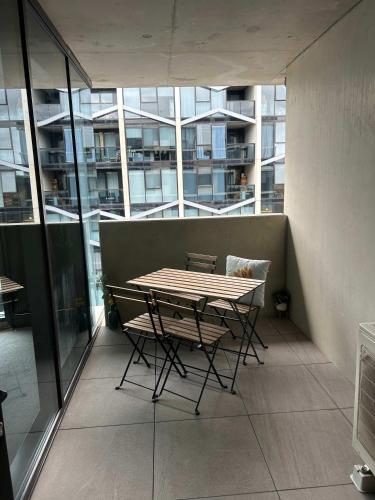 2BR-2BR-1Car-Sleeps 6 CBD Pool in Majura