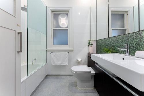 Spacious 3BR by CBD– Walk to Harbour Parks&Cafés - image 10