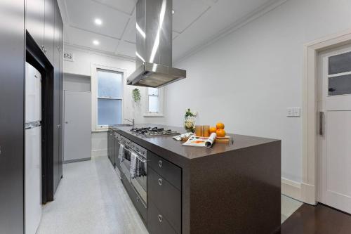 Spacious 3BR by CBD– Walk to Harbour Parks&Cafés - image 6
