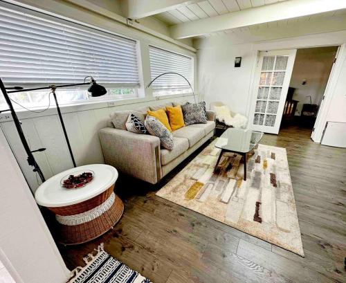 Charming Backyard Guest House with Koi Pond in Castro Valley (CA)