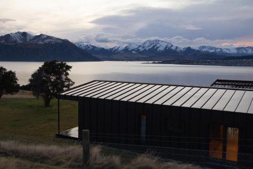 Luxury Passive House on a 50 acre lakeside farm in Glendhu Bay