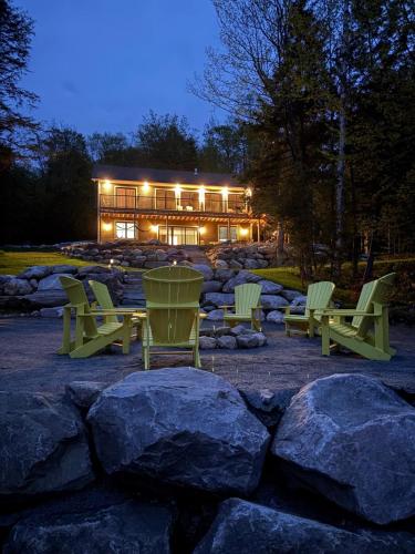 Waterfront Algonquin Retreat,Hot Tub & Sauna in Barrys Bay (ON)