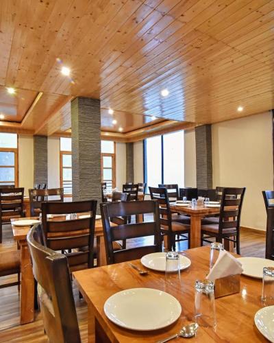 Restaurant, Himalayan Adventure Cottages Manali in Simsa Village