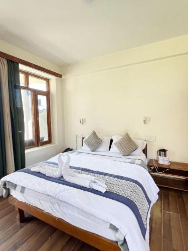 Hotel Tourist 10 minutes walking distance from the mall in Siyal