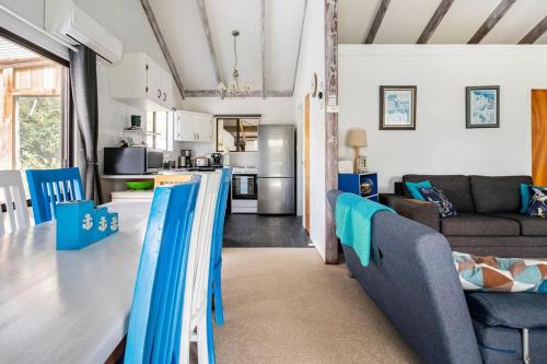 ห้องครัว, Typical Kiwi Family Holiday Home in the Coromandel in เตรัว