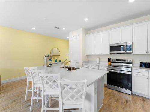 Beautiful Florida Villa near Disney with Margaritaville Resort  Island H20 Waterpark Access - 2939CL - image 11