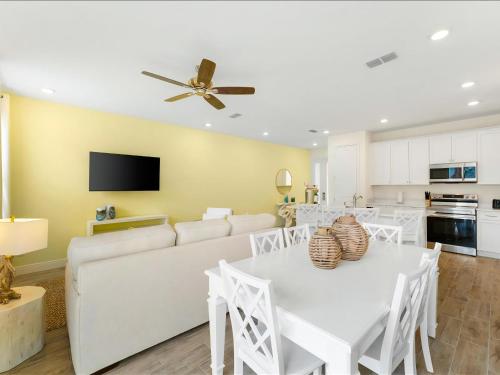 Beautiful Florida Villa near Disney with Margaritaville Resort  Island H20 Waterpark Access - 2939CL - image 9