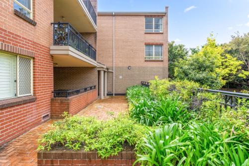 Pristine 2-Bed Near Marrickville Village - image 7