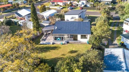 ทัศนียภาพภายนอกโรงแรม, Typical Kiwi Family Holiday Home in the Coromandel in เตรัว