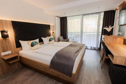 1 king bed, 1 sofa bed