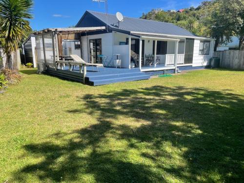 สวน, Typical Kiwi Family Holiday Home in the Coromandel in เตรัว