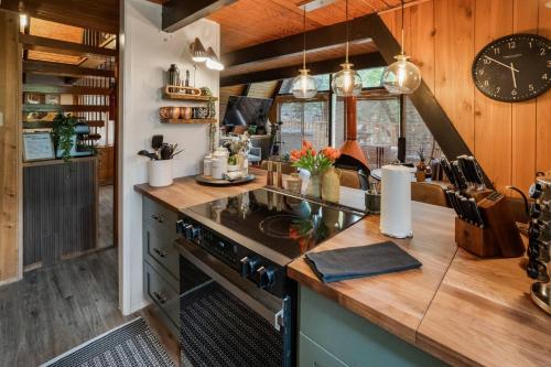 Dotări, Sequoia A-frame Nirvana: Modern + Views + Hot Tub in Porterville