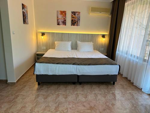 Double or Twin Room with Balcony image 9