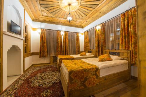 Akbulut Konak Stop at Akbulut Konak to discover the wonders of Safranbolu. Both business travelers and tourists can enjoy the propertys facilities and services. Service-minded staff will welcome and guide you at A