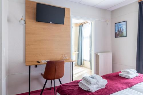Twin Room image 10