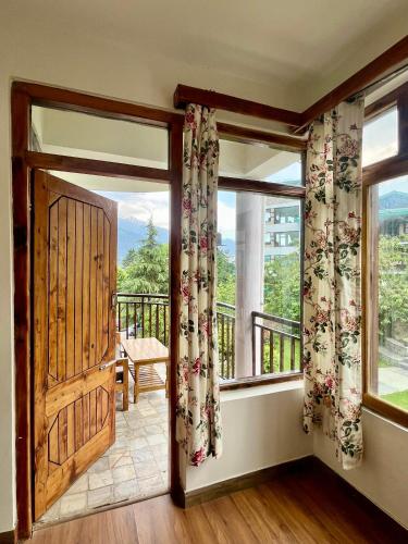 Erkély/terasz, Hotel Tourist 10 minutes walking distance from the mall in Siyal