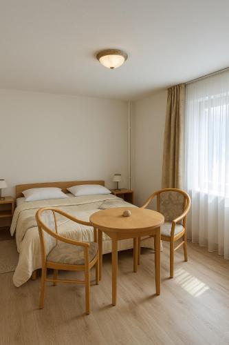 2 bedrooms, 7 beds