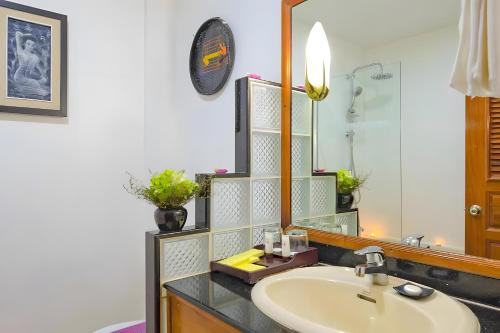 room detail thumbnail 2