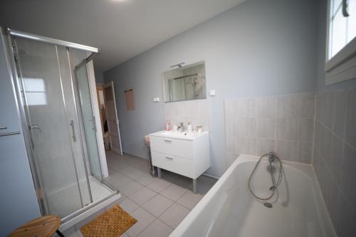 Badkamer, le blé en herbe (le ble en herbe) in Falaise