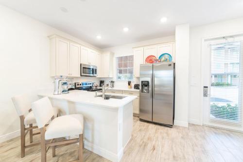 Flip Inn Paradise Cottage with Private Hot Tub Near Disney and Margaritaville Resort Access - 8004SB - image 11