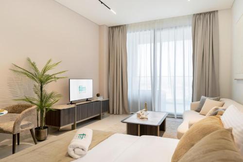 FAM Living Trillionaire Residences Premium Studio with Private Jacuzzi and Canal View, Dubaj
