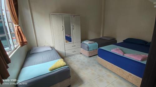 2 queen beds, 1 twin bed