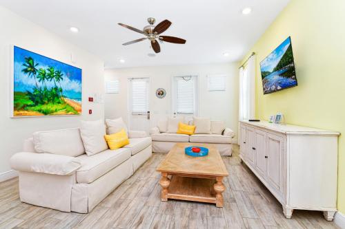Luxurious Cottage near Disney with Margaritaville Resort  Island H2O Access - 8000DR - image 13