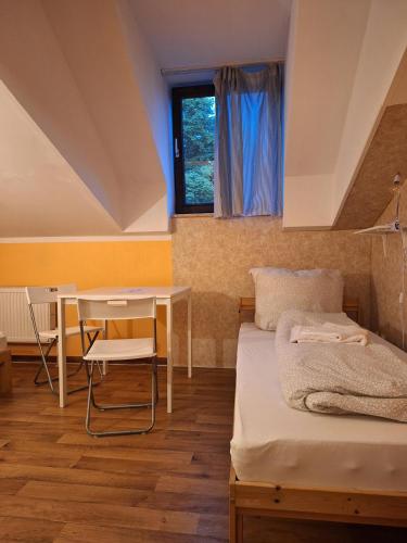 room detail thumbnail 0